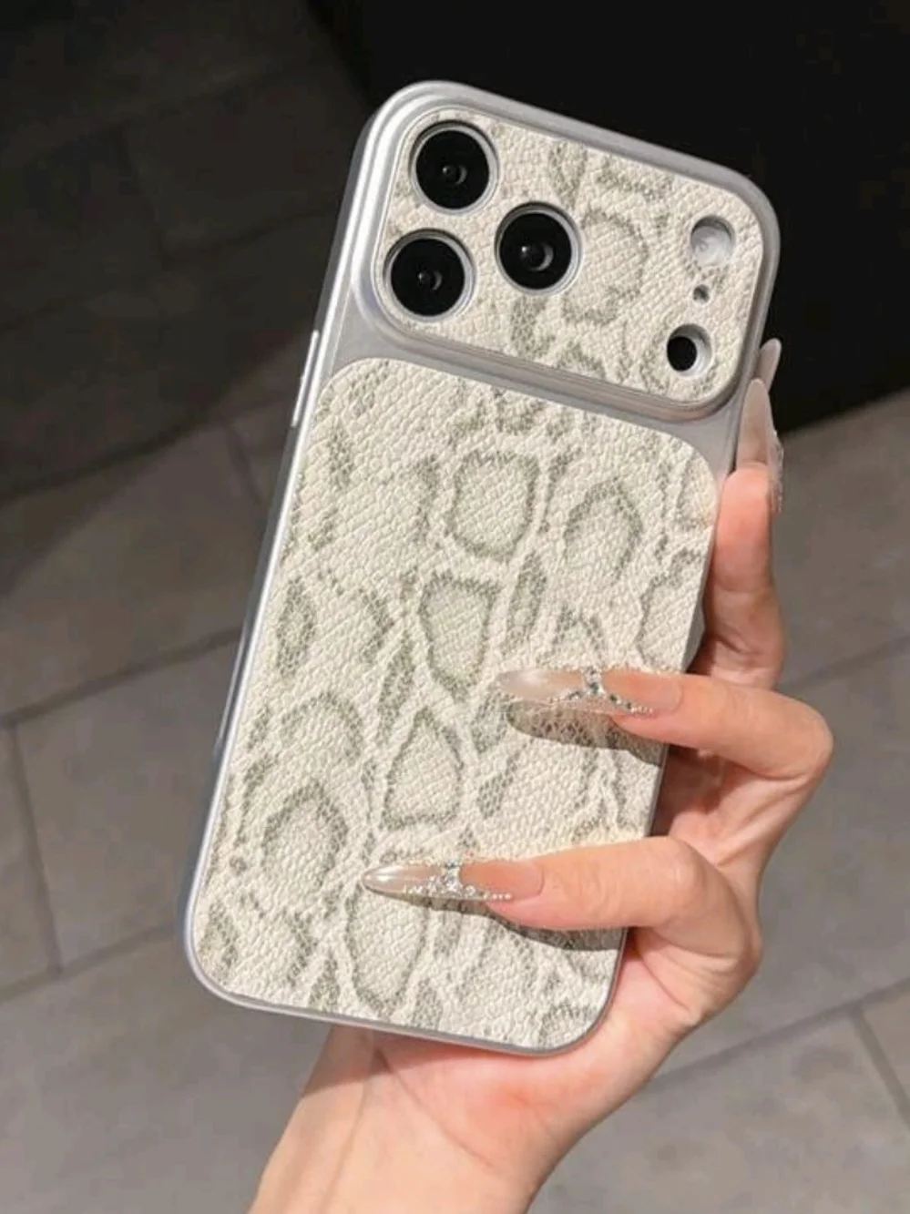 IPhone 17 Snake-Pattern Reptile Phone Case - Cream Silver